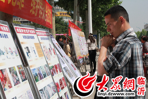 民警街頭教市民識假辨假