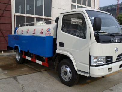 新添7臺(tái)清洗車 城區(qū)大噴灑治理揚(yáng)塵