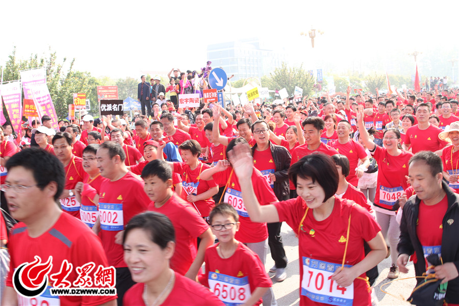 6在20多公里的賽場上，身穿紅色文化衫的萬余名選手將蘭陵這座古老城市的街道描繪成律動的紅色海洋。.jpg