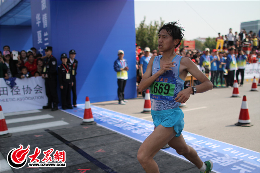 首個沖過終點的中國選手劉子玉，他是本次比賽的第十二名。.jpg