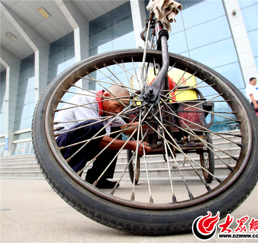 (7)孫師傅修理著自己的垃圾清理車，這兩“戰(zhàn)車”已經(jīng)陪伴老孫很多年。.jpg