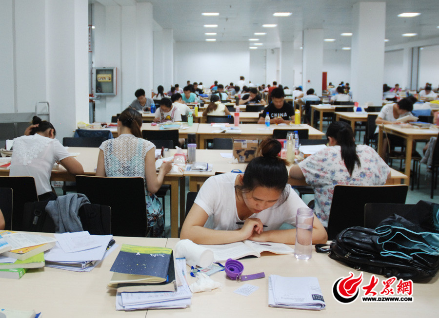 2.在臨沂大學(xué)圖書館，考研大軍為躲避酷暑，紛紛來到偌大的圖書館自習(xí)室安靜復(fù)習(xí)。.jpg