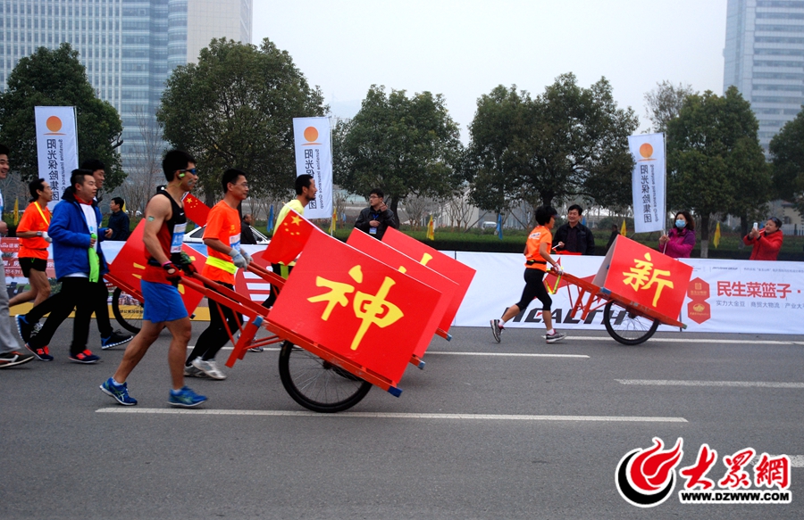 3在本次臨沂國際馬拉松比賽中，具有沂蒙元素的小推車參與其中。.JPG