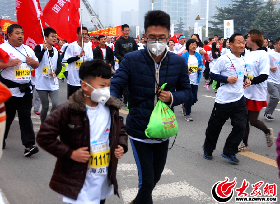 5在馬拉松隊伍中，一位父親和孩子或出于個性或因為清晨陰霾的天氣，一起“武裝”起來參加馬拉松。.JPG