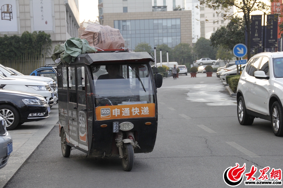 圖13、雙11過后，像這種快遞小車隨處可見，穿梭在臨沂的大街小巷，據(jù)快遞小哥介紹，在這段時間里，平均每天送500件。.jpg