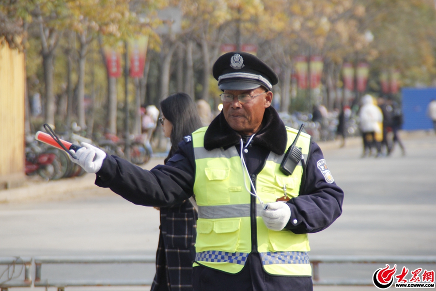 圖10、手中揮舞著警棒，口哨提醒著行人注意安全。.jpg