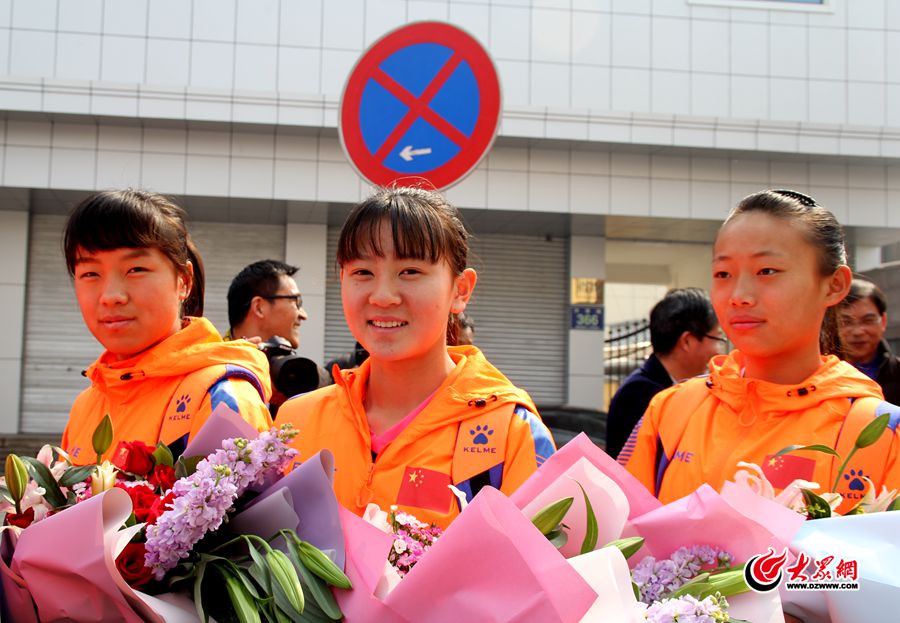 7手捧鮮花，女足姑娘們笑靨如花.jpg