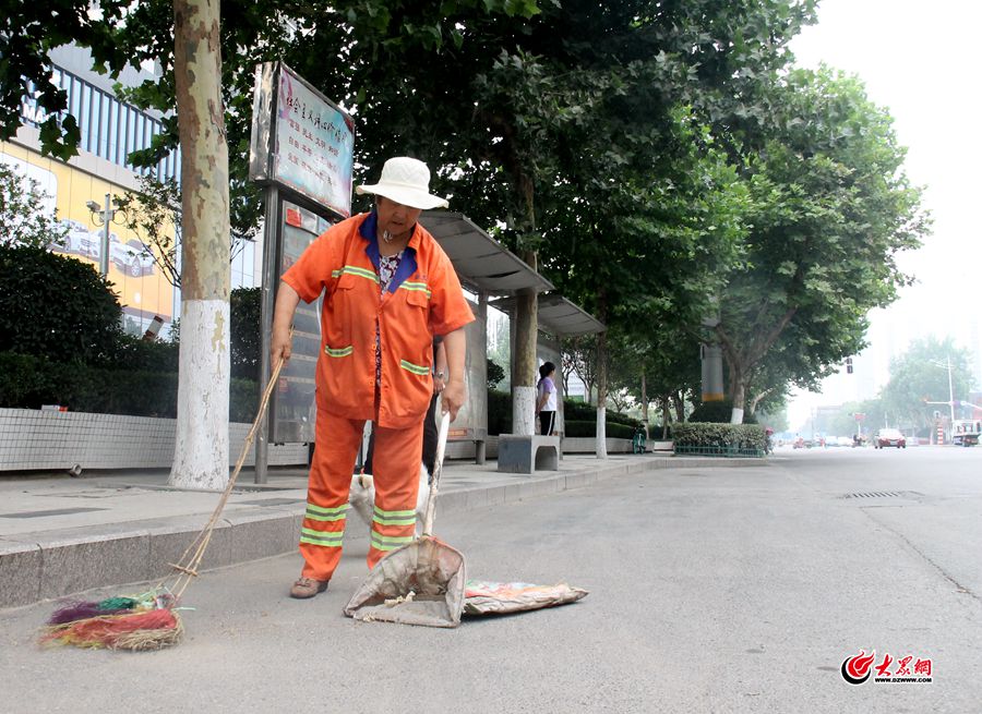 7“我覺得自己身體還不錯(cuò)，只要能堅(jiān)持，還能多干幾年！”家里的一切，讓劉香花覺得，堅(jiān)持下去也有了更大的動(dòng)力。.jpg