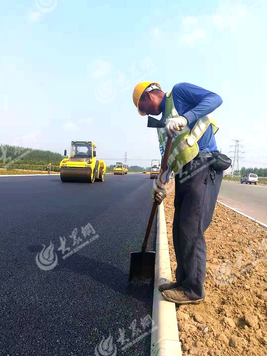 公路建設(shè)者加班加點(diǎn)施工作業(yè).jpg