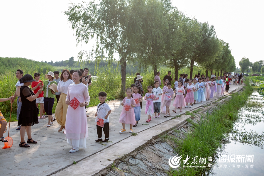 山東省臨沂市羅莊區(qū)：非遺項目進(jìn)景區(qū) 活態(tài)傳承引游人——“苗苗剪紙”走進(jìn)武河濕地 (1).jpg