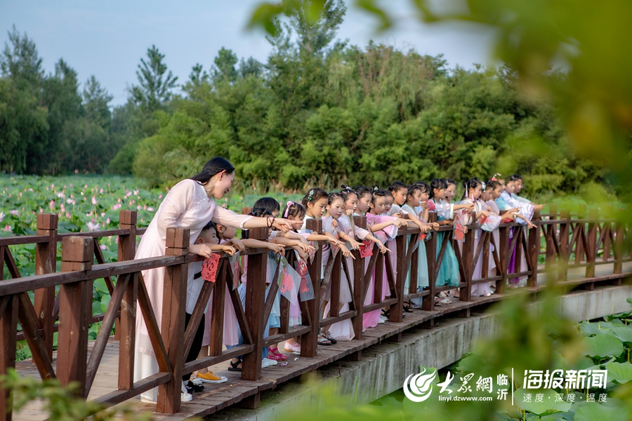 山東省臨沂市羅莊區(qū)：非遺項目進(jìn)景區(qū) 活態(tài)傳承引游人——“苗苗剪紙”走進(jìn)武河濕地.jpg