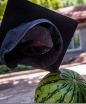 學士帽切西瓜一學生腦袋割傷流血 學士帽威力強大