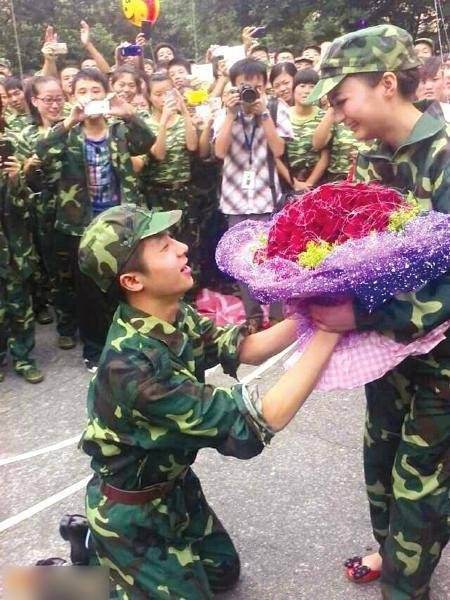 大學(xué)男生畢業(yè)回校“軍訓(xùn)求婚”(組圖)