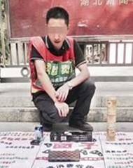 男子街頭賣(mài)臉圖 年輕人為何做這份工作做？